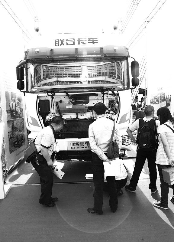李铭 日前,由联合卡车主办的2012中国LNG重卡行业发展高峰论坛 在北京举行。 据了解,LNGV的主要用途为运输天然气及作为以LNG为燃料的商用车生产资料。与柴油版重卡相比,具备五大优势:一是更经济,LNG价格仅为柴油的60%~75%,同时燃烧充分,可延长发动机寿命,维护成本低;二是更安全,LNG燃料储罐比油罐坚固、强度高,燃点、爆炸极限远高于汽柴油和液化石油;三是更环保,能减少93%的一氧化碳,33%的氮氧化物和50%的活性烃气体排放,达到欧甚至更高排放标准;四是续航里程长,双气瓶